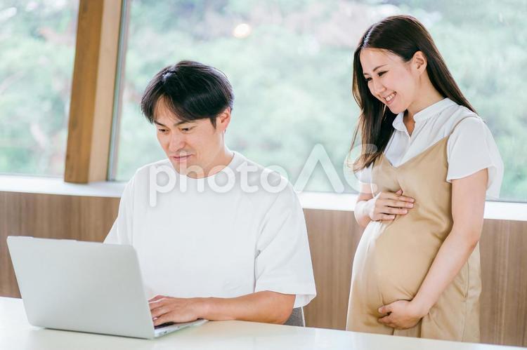 テレワークする男性と妊婦 妊婦,ワーケーション,妊娠の写真素材
