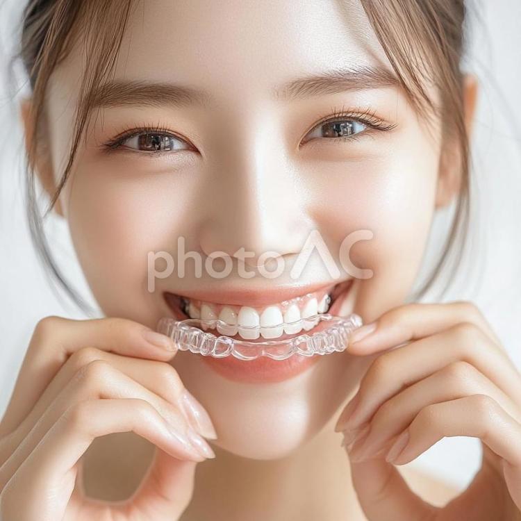 マウスピースをはめる女性　矯正 マウスピース,矯正,歯列矯正の写真素材