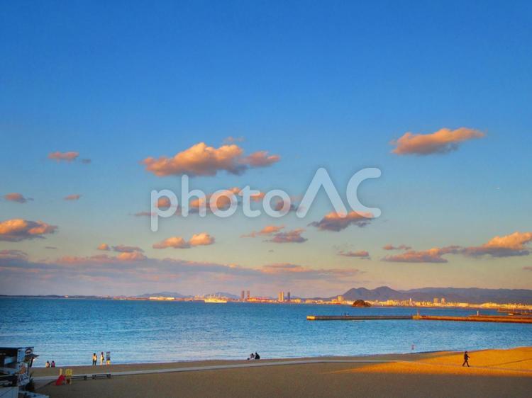 夕焼け空と砂浜 夕暮れ,空,夕焼けの写真素材