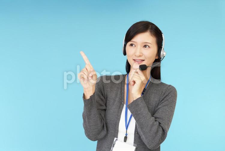 指示する笑顔のオペレーター 女性,オペレーター,女の写真素材