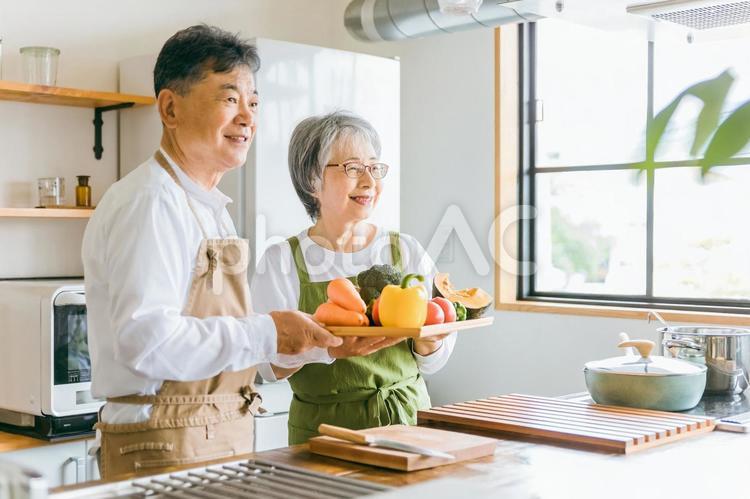 野菜を持つ日本人の高齢者夫婦（シニア） シニア,高齢者,老夫婦の写真素材