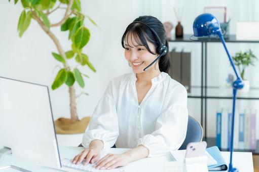 オフィスで働く女性のオペレーター オペレーター,女性,笑顔の写真素材