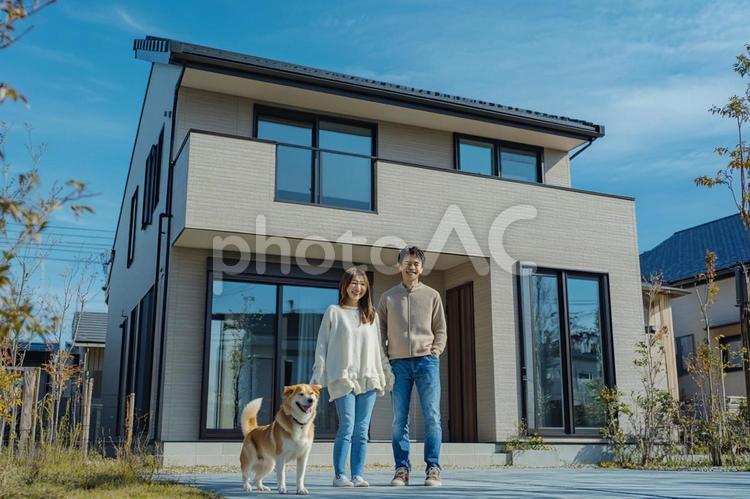 犬と家族と新築の家のイメージ 家族,家,新築の写真素材
