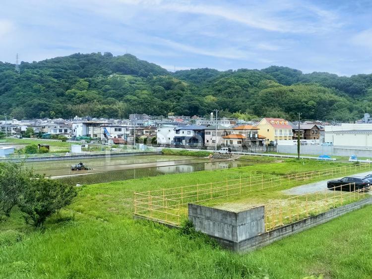 御殿場線車窓から小田原市国府津の田園風景 jr御殿場線,国府津,車窓風景の写真素材