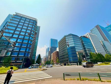 京橋の交差点とスカイラインと青空 京橋の交差点とスカイラインと青空 都会,交差点,街並みの写真素材