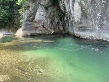 透明な水が広がる渓流と岩場の風景 渓流,透明,水辺の写真素材