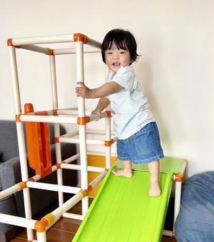 ジャングルジムで遊ぶ赤ちゃん ジャングルジムで遊ぶ赤ちゃんの写真