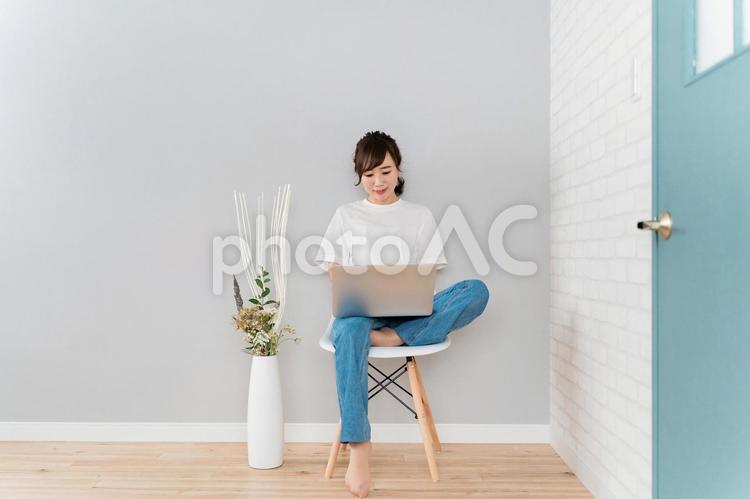 在宅ワークするフリーランスのアジア人女性 在宅ワーク,テレワーク,フリーランスの写真素材