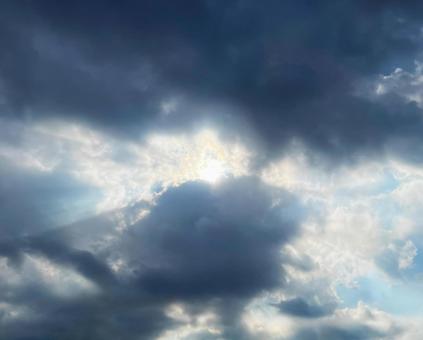 絶望の中の希望のイメージの空_711J 空,雲,太陽の写真素材