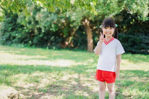 外で楽しくスポーツをする女の子 外で楽しくスポーツをする女の子 はしゃぐ,休日,走るの写真素材