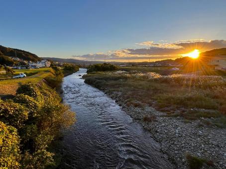 夕暮れ時 夕暮れ,夕焼け,夕日の写真素材