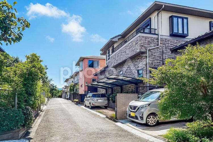 落ち着いた邸宅が並ぶ整った住宅街 住宅,戸建て,マイホームの写真素材