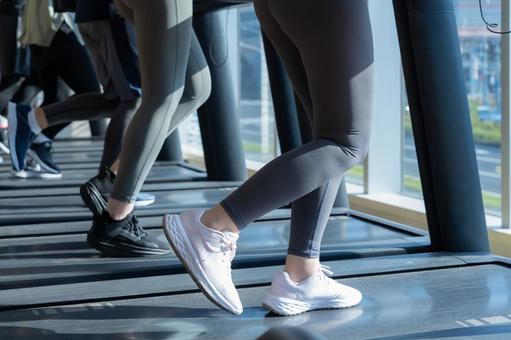 スポーツジムでトレーニングをする若い男女 スポーツジム,ジョギング,ランニングの写真素材