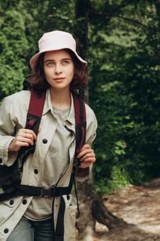 両手でリュックを背負う女性 女性,外国人,登山の写真素材