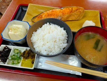 焼き鮭の定食 新鮮,食べ物,おいしそうの写真素材