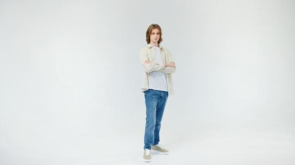 腕組みをしてポーズする外国人男性 腕組みをしてポーズする外国人男性の写真