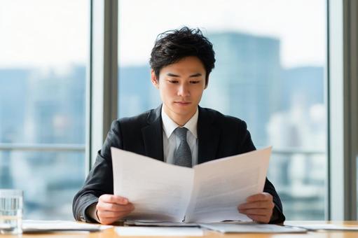 書類を確認するビジネスマンのイメージの写真