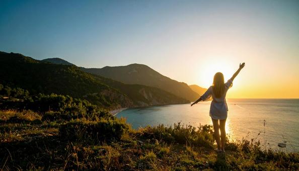 海を見ながらストレッチをする女性 海を見ながらストレッチをする女性の写真