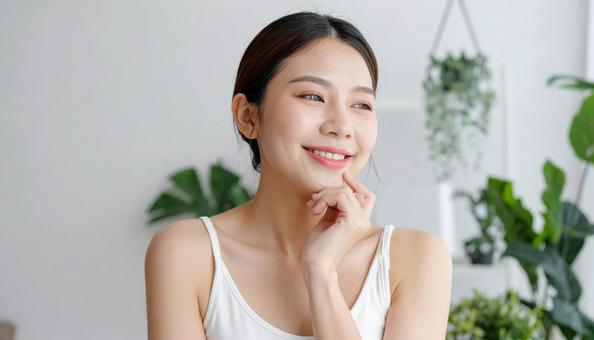 自宅でお化粧をする女性 自宅でお化粧をする女性の写真