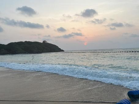 夕暮れ時の沖縄の海(恩納村) 夕暮れ時の沖縄の海(恩納村)の写真