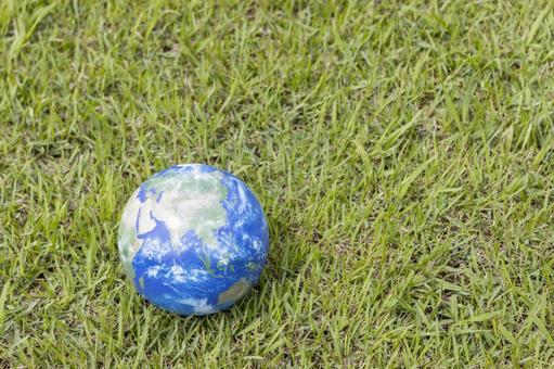 芝生の上の置いた地球儀（無人） 地球,地球儀,無人の写真素材