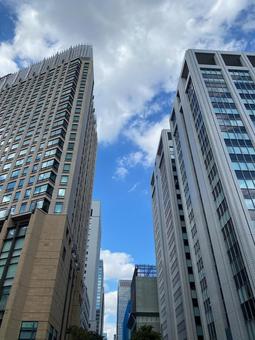 日比谷のビル群から青空をのぞむ 日比谷のビル群から青空をのぞむの写真