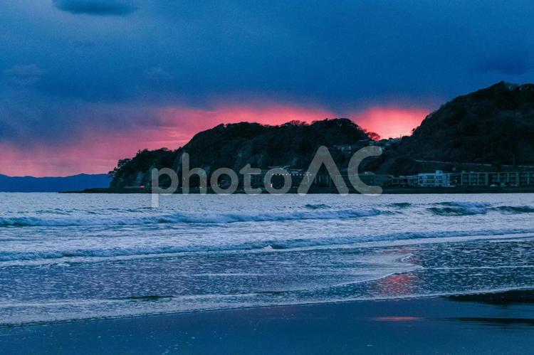 日没 絶景,由比ガ浜,鎌倉の写真素材