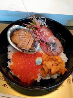 How much do you like seafood and abalone, bowl of rice topped with sashimi, sea urchin, how much, JPG
