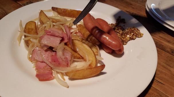 ソーセージポテトとベーコン玉ねぎの炒め物 ソーセージポテトとベーコン玉ねぎの炒め物の写真