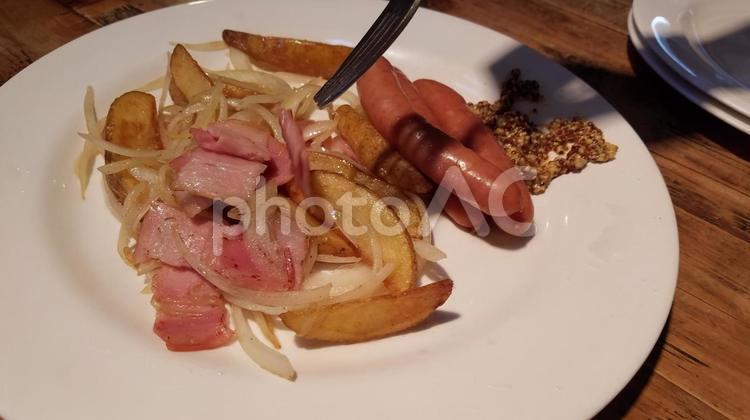 ソーセージポテトとベーコン玉ねぎの炒め物 食べ物,ソーセージ,ポテトの写真素材