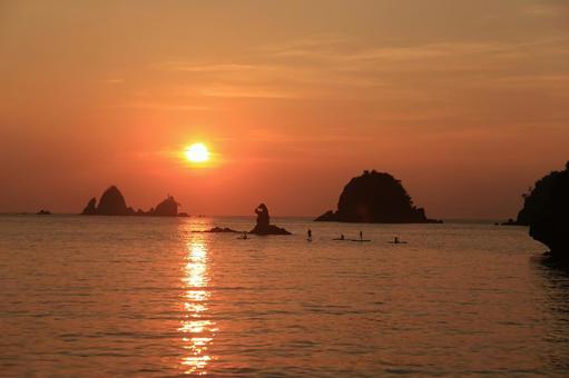 大田子海岸の素晴らしい夕陽 大田子海岸の素晴らしい夕陽 大田子海岸,落陽,日の入りの写真素材