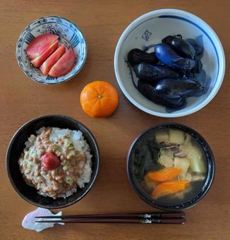 ご飯に自家栽培刻みオクラ入り納豆等の朝食 ご飯に自家栽培刻みオクラ入り納豆等の朝食の写真