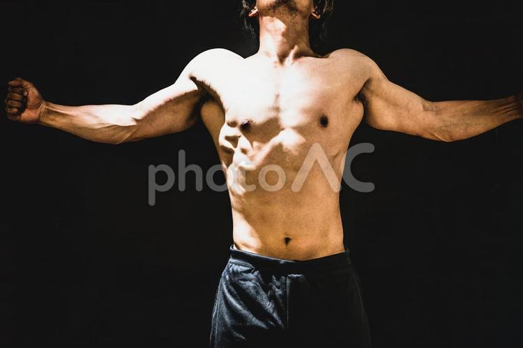 筋肉を鍛える男性（上半身） 筋肉,マッチョ,腹筋の写真素材