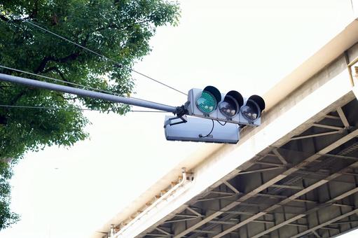 高架下と青信号の交差点 信号,青信号,交通の写真素材