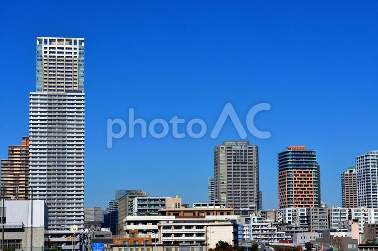 ビルと青空　都会と青空　快晴　晴れ イメージ,素材,大都会の写真素材