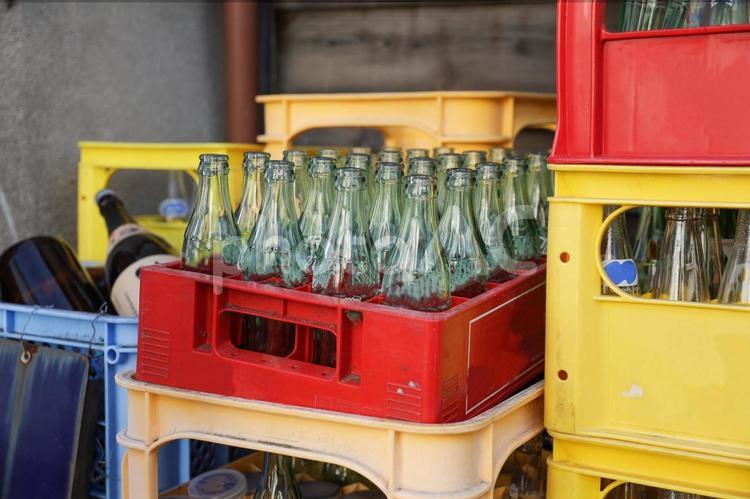 お酒の空瓶置き場 お酒,酒屋,プラスチックケースの写真素材