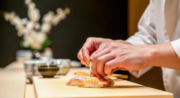 寿司店での職人の手元クローズアップの写真