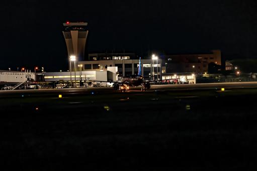 夜の空に浮かぶ目的地 飛行機,航空機,旅客機の写真素材