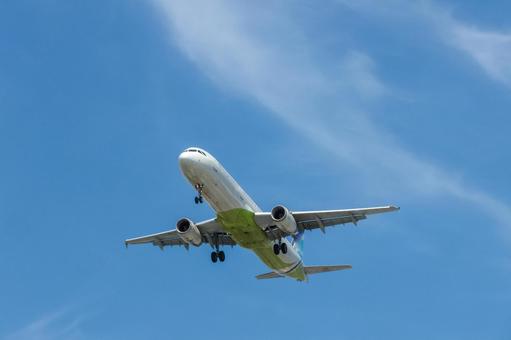 福岡空港の夏空に着陸するジェット 福岡空港の夏空に着陸するジェット 飛行機,航空機,旅客機の写真素材