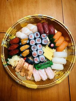 金色の丸皿に美しく並ぶ彩り豊かな寿司 金色の丸皿に美しく並ぶ彩り豊かな寿司 寿司,盛り合わせ,にぎり寿司の写真素材
