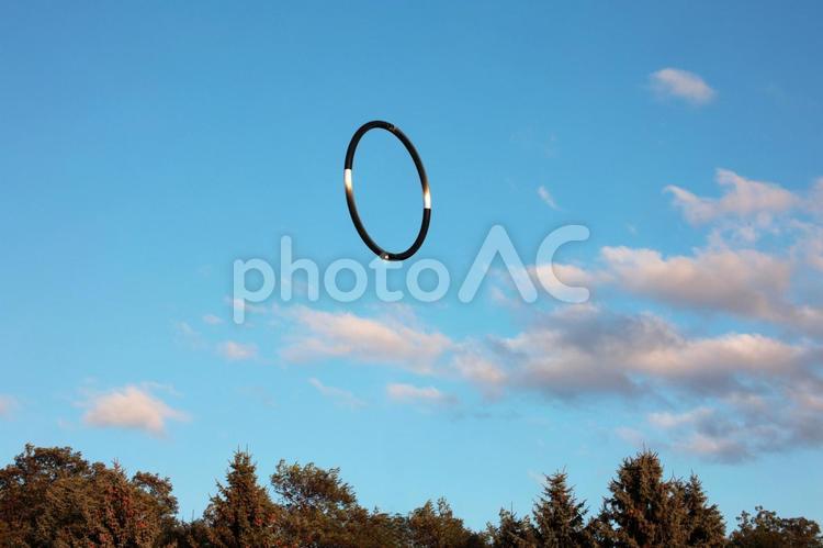背景素材ー青空とリング 青空,雲,リングの写真素材