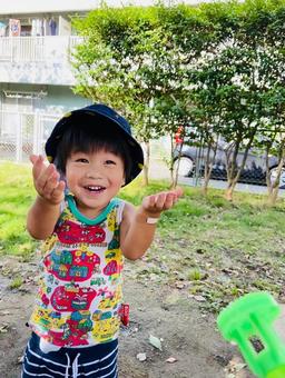 外遊び 笑顔,子供,遊ぶの写真素材