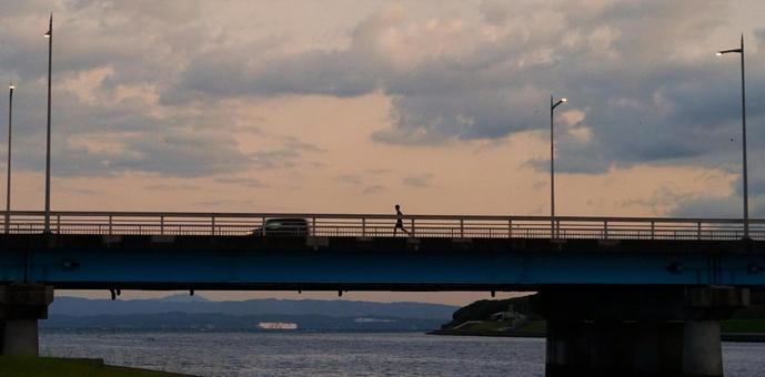 早朝のブリッジ 橋,人,ランナーの写真素材
