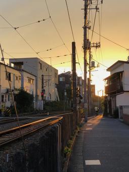 線路と夕暮れ（世田谷線）の写真