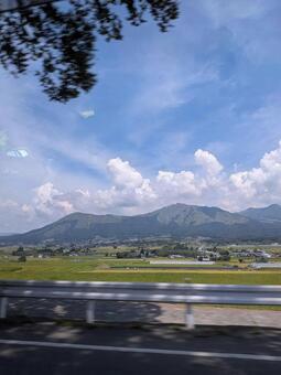 美しい田園風景と連なる青い山々 田園風景,山,青空の写真素材