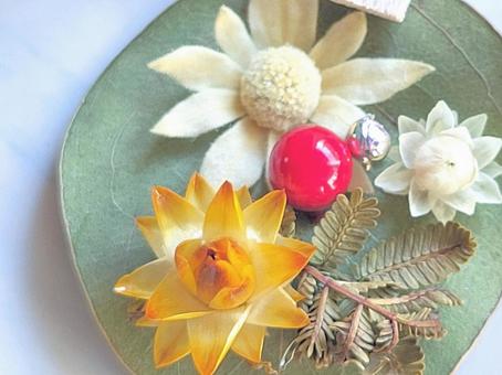 葉っぱに乗せた冬っぽい花や飾り 葉っぱに乗せた冬っぽい花や飾り ボタニカル,花,植物の写真素材