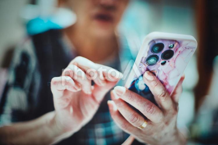スマートフォンを持つシニア女性の手元 スマホ,スマートフォン,高齢者の写真素材
