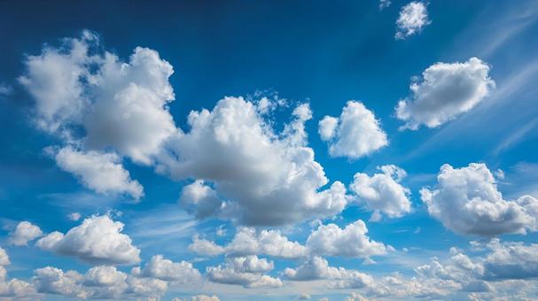 晴れやかな夏の空と、もくもくと沸き立つ雲 晴れやかな夏の空と、もくもくと沸き立つ雲の写真
