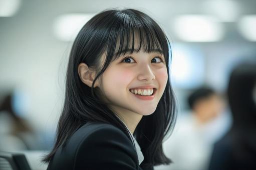 笑顔で働くビジネス女性のポートレート 笑顔で働くビジネス女性のポートレートの写真