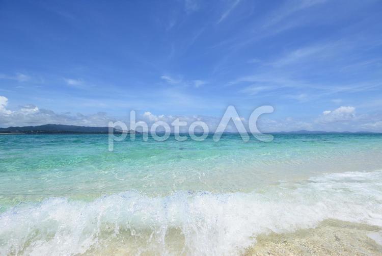 沖縄の美しい海とさわやかな空 沖縄,海,ビーチの写真素材